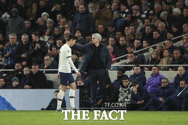 토트넘 손흥민이 3경기 출장 정지 징계로 박싱 데이 일정을 소화할 수 없게 됐다. 사진은 23일 첼시와 홈경기에서 불필요한 행동으로 레드카드를 받고 퇴장하는 손흥민을 위로하는 무리뉴 감독./런던=AP.뉴시스