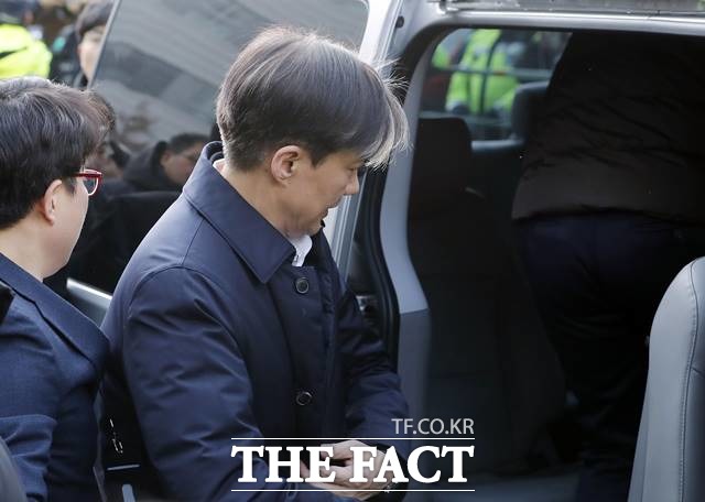 조국 전 법무부 장관이 26일 서울 송파구 서울동부지방법원에 청와대 민정수석 시절 유재수 전 부산시 경제부시장에 대한 감찰을 무마한 혐의로 구속 전 피의자 심문(영장실질심사)을 받은 후 대기 장소인 동부구치소로 이동하고 있다/뉴시스