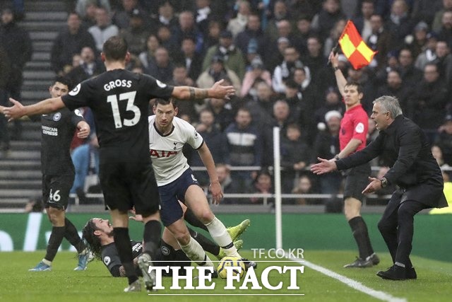 토트넘의 무리뉴 감독은 26일 브라이튼전에서 3경기 출장 정지 징계를 받은 손흥민 자리에 세세뇽을 투입했으나 기대에 미치지 못 하자 후반 조기 교체했다. 사진은 토트넘-브라이튼전./런던=AP.뉴시스