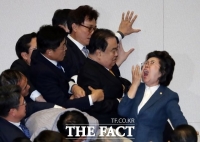  이은재, 문희상 팔꿈치로 가격 후 오히려 '성희롱하지 마'