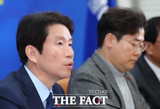 이인영 더불어민주당 원내대표가 29일 오전 국회에서 기자회견을 열고 내일 공수처법 (통과가) 마무리되길 바란다고 말했다. 이 원내대표가 이날 기자회견에서 발언하는 모습. /뉴시스