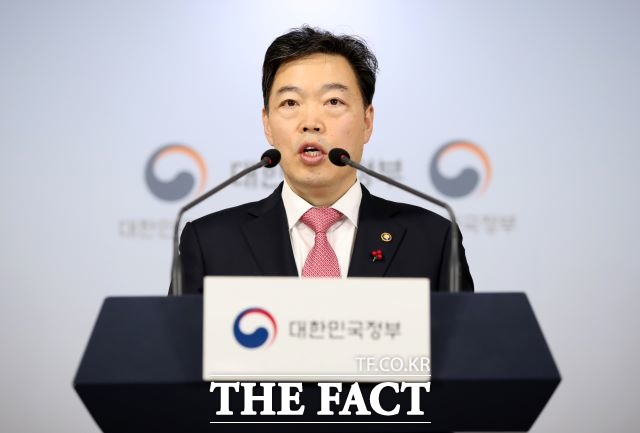 김오수 법무부 장관 직무대행이 30일 정부서울청사에서 2020년 신년 특별사면 발표를 하고 있다. /뉴시스