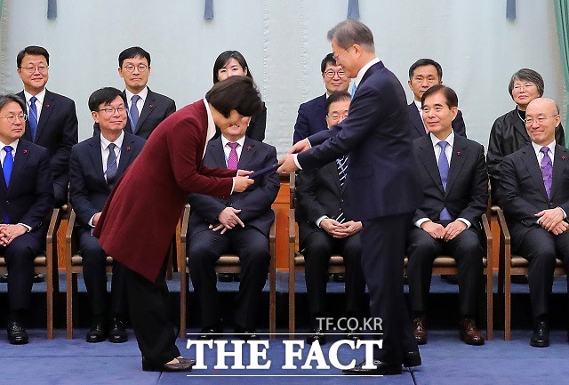 문재인 대통령이 2일 오후 청와대 본관에서 추미애 신임 법무부 장관에게 임명장을 수여하고 있다. /뉴시스