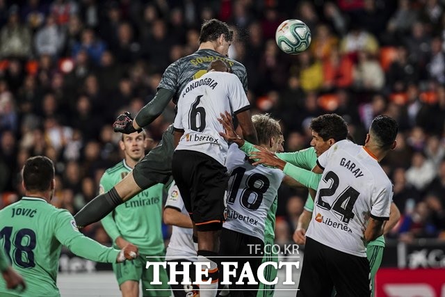 오는 1월 4일(토)부터 7일(화)까지 벌어지는 스페인 프리메라리가(라리가) 7경기와 이탈리아 프로축구(세리에A) 7경기 등 총 14경기를 대상으로 한 축구토토 승무패 1회차 발렌시아-에이바르(1경기)전에서 국내 축구팬들의 69.64%가 홈팀 발렌시아의 우세를 예상했다. 사진은 라 리가 발렌시아-레알 마드리드전./AP.뉴시스