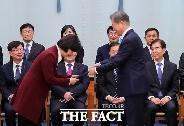 자유한국당이 23일 문재인 정권이 조국 수사를 담당하고 있는 검찰 지휘부를 대거 교체한 데 이어 이날 차장·부장과 평검사들까지 대거 인사 조치한 것을 검찰 2차 대학살로 규정하며 혹독한 대가를 치르게 될 것이라고 경고했다. 지난 2일 다문재인 대통령이 청와대 본관에서 추미애 법무부 장관에게 임명장을 수여하는 모습. /뉴시스