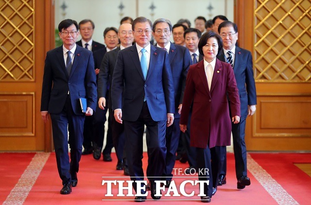 문재인 대통령이 2일 청와대 본관에서 추미애 신임 법무부 장관에게 임명장을 수여한 후 함께 환담장으로 이동하고 있다. /뉴시스