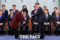  文 '윤석열과 호흡 잘 맞춰달라'… 秋 '병 제대로 도려내는 게 명의'