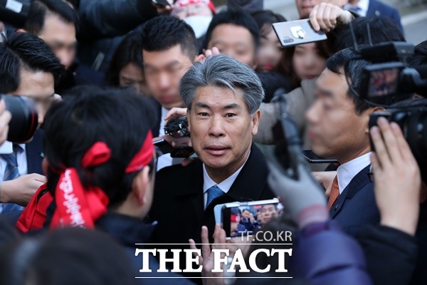 윤종원 신임 IBK 기업은행장(전 청와대 경제수석)이 3일 오전 서울 중구 IBK 기업은행 본점에서 출근길에 오르고 있다. 이날 윤 신임 행장은 노동조합이 낙하산 인사에 반대하며 출근 저지 투쟁을 펼쳐 출근하지 못한 채 발걸음을 돌렸다. /뉴시스