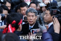  [TF현장] 노조 반발에 출근길 막힌 윤종원 신임 기업은행장…'난 낙하산 아냐'