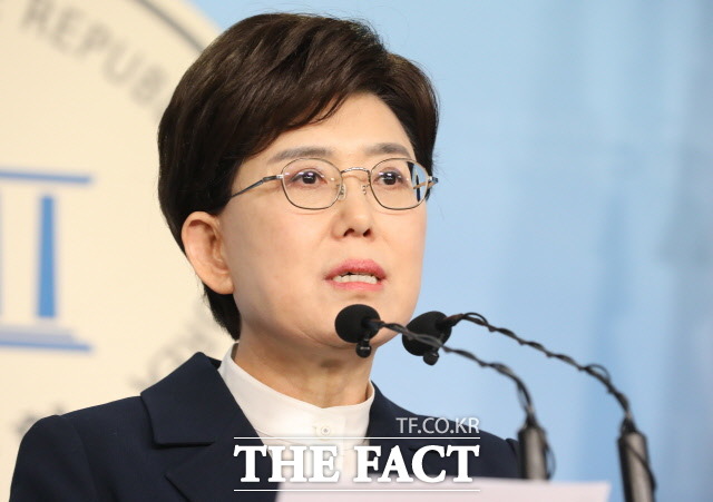 최연혜 자유한국당 의원이 6일 오후 서울 여의도 국회 정론관에서 총선 불출마 기자회견을 하고 있다. /뉴시스