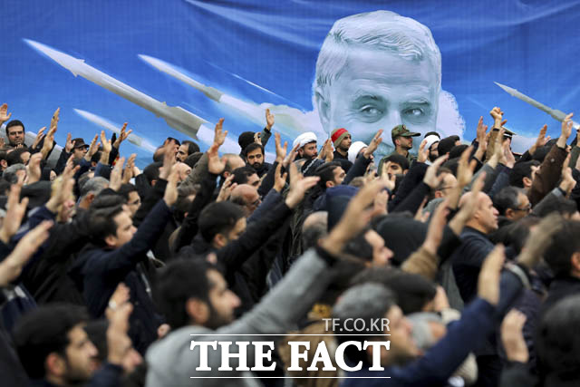 이란이 이라크 주둔 미군 기지에 탄도미사일을 발사했다고 이란 국영TV가 8일보도했다. 이란 수도 테헤란에서 시민들이 미국의 공습으로 숨진 이란 혁명수비대 쿠드스군 사령관 카셈 솔레이마니의 사진을 펼쳐놓고 미국을 규탄하는 시위를 벌이고 있는 모습. /AP·뉴시스