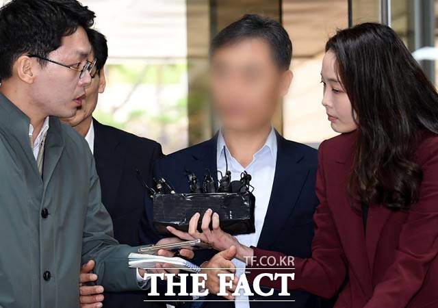 윤모 총경이 지난해 10월 10일 오전 영장실질심사를 받기 위해 서초동 서울중앙지방 법원 법정에 들어서고 있다. /뉴시스