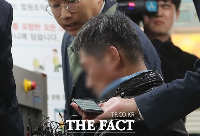 웅동학원 의혹 조국(55) 전 법무부 장관 동생 조모(53) 씨가 지난해 10월31일 오전 서울 서초구 서울중앙지방법원으로 출석해 영장실질심사를 받기 법정으로 이동하고 있다. /뉴시스