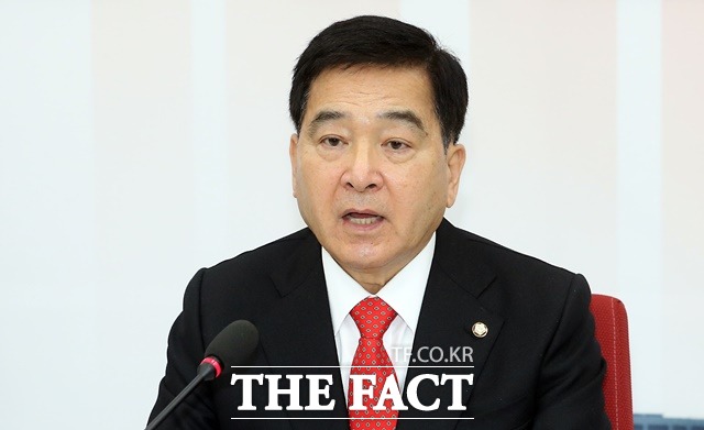심재철 자유한국당 원내대표가 8일 국회에서 기자간담회를 열고 더불어민주당 의원 6명이 내각에 포진한 상황에서 선거 중립을 기대할 수 없다며 즉각 의원직을 사퇴해야 한다고 촉구했다. /뉴시스