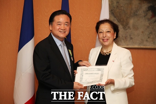 업무상 배임 혐의 등으로 기소된 허영인(71) SPC그룹 회장이 9일 오후 항소심 선고 공판에서 무죄를 선고 받았다. 사진은 허 회장이 지난 2012년 5월 프랑스 정부로부터 농업공로훈장 슈발리에(Mérite Agricole Chevalier)를 받는 모습. /뉴시스