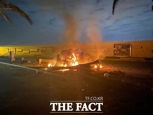 외신들은 미국과 이란의 분쟁이 북한에 미칠 영향을 분석했다. 지난 3일 새벽 이라크 총리실이 공개한 사진에 바그다드 국제공항에서 가셈 솔레이마니 차량이 공습으로 불타고 있는 모습. /AP· 뉴시스