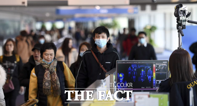 중국 우한시에 다녀온 뒤 원인불명의 폐렴 증상을 보인 국내 환자는 우한시 폐렴의 원인병원체인 신종 코로나바이러스 감염과는 관련이 없는 것으로 확인됐다. 사진은 인천국제공항 제1여객터미널에서 중국발 항공기 입국자들이 열감지카메라가 설치된 검색대를 통과하는 모습. /뉴시스