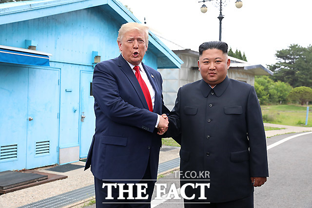 미국 국무부는 북한을 대 테러 비협력국으로 재지정했다. 사진은 지난해 6월 판문점 공동경비구역 군사분계선에서 만난 트럼프 대통령과 김정은 위원장. /뉴시스