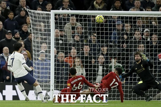후반 30분 루카스 모우라의 얼리 크로스를 받은 손흥민이 골키퍼와 맞선 상황에서 날린 슛이 안타깝게 골대 위로 향하고 있다./런던=AP. 뉴시스