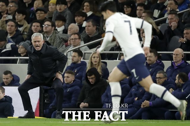 손흥민이 리버풀 진영으로 드리블을 하자 테크니컬 지역의 무리뉴 감독이 독려하고 있다./런던=AP.뉴시스