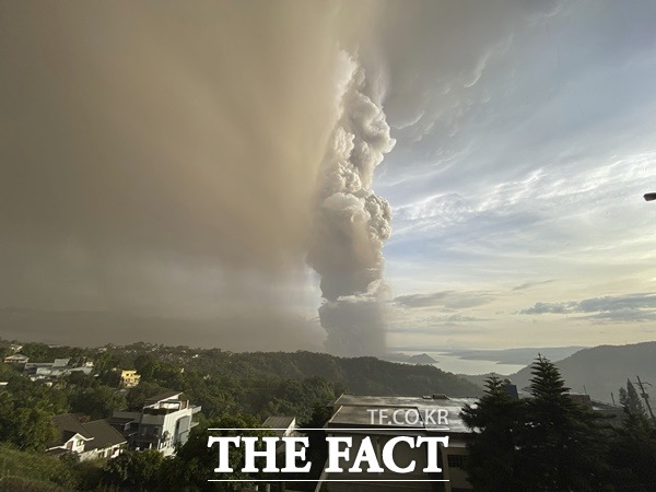 필리핀 수도 남쪽 호수의 한 섬에 소재한 탈 화산에서 연기와 재가 분출해 하늘로 치솟고 있다. /AP·뉴시스