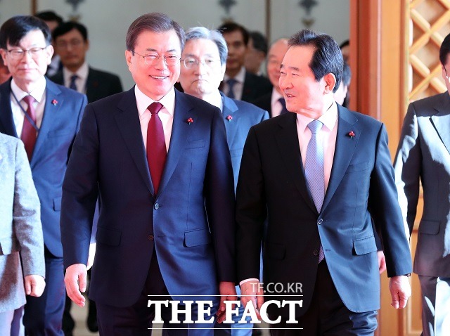 문재인 대통령과 정세균 신임 국무총리가 14일 청와대 본관에서 임명장 수여식을 마친 뒤 환담장으로 이동하고 있다. /뉴시스