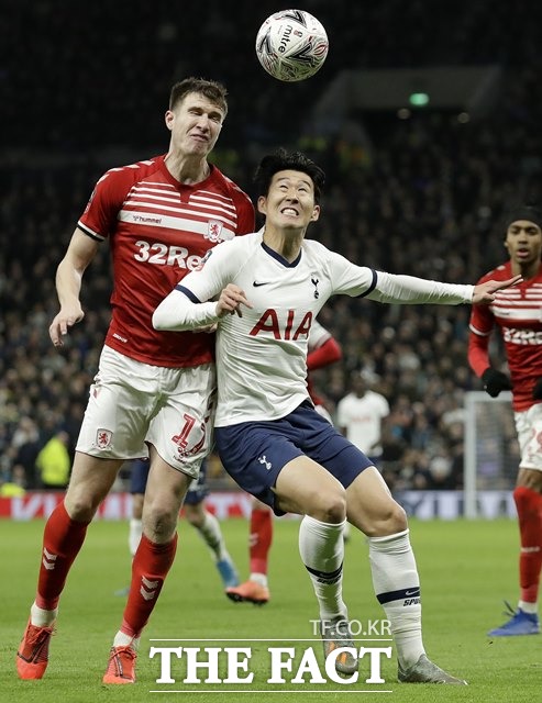토트넘 손흥민(앞)이 15일 미들즈브러와 잉글랜드 FA컵 3라운드 64강 재경기에서 후반 교체 출전해 볼을 다투고 있다./런던=AP.뉴시스