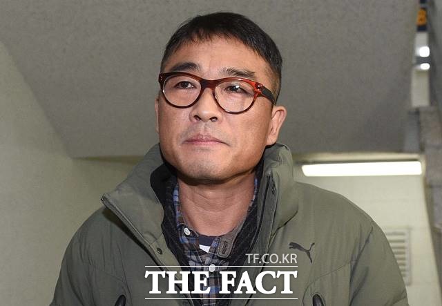 가수 김건모가 성폭행 혐의 조사를 받기 위해 15일 오전 서울 강남경찰서에 출석하고 있다. / 뉴시스