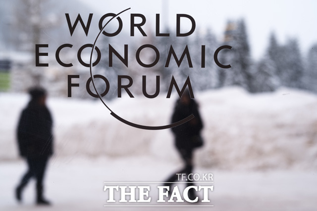 오는 21일(현지시간) 스위스에서 다보스포럼(세계경제포럼)이 개최된다. 2018년 당시 스위스 다보스에 있는 세계경제포럼(WEF) 회의장 유리창에 로고가 붙어있다. /AP.뉴시스