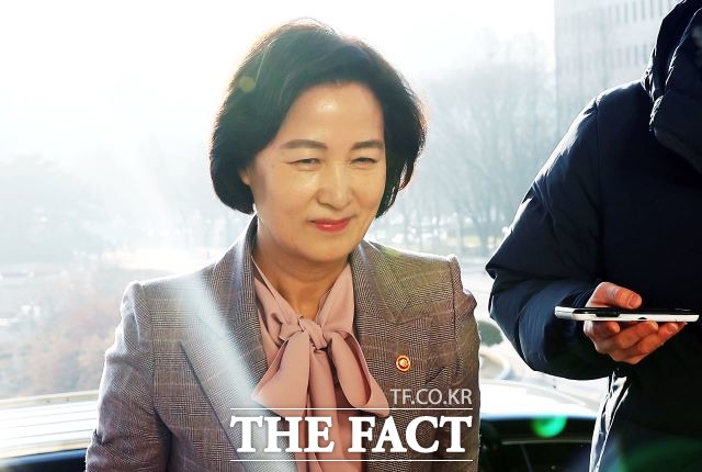 추미애 법무부 장관이 20일 오전 경기 과천시 정부과천청사로 출근하고 있다. /뉴시스