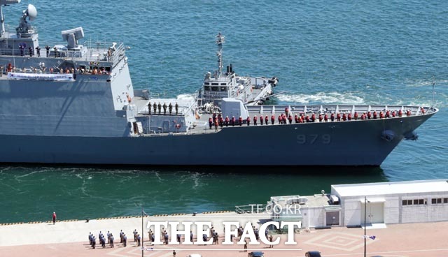 정부가 청해부대 파견지역 호르무즈로 확대했다. 지난해 8월 부산 남구 해군작전사령부 부두에서 청해부대 30진 강감찬함(DDH-979·4400t급)이 출항하고 있다. /뉴시스