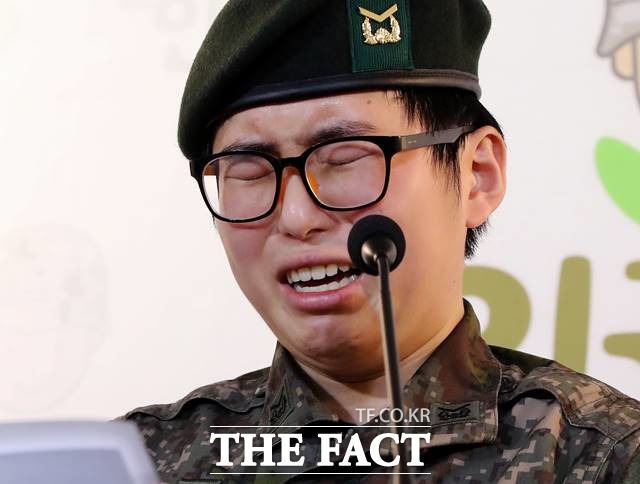 휴가 중 해외에서 성전환 수술을 받고 돌아온 부사관 변희수 하사가 22일 오후 서울 마포구 군인권센터에서 육군의 전역 결정에 대한 긴급 기자회견을 하고 있다. / 뉴시스