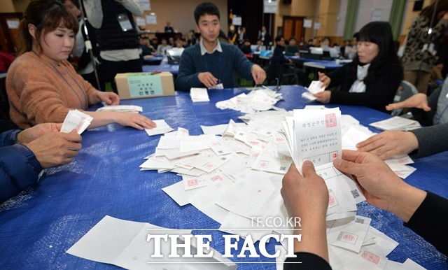 대구·경북 통합신공항 이전지 결정을 위한 투표가 실시된 21일 오후 경북 의성군 청소년센터에 마련된 개표소에서 선거관리위원회 관계자들이 개표 작업을 하고 있다. /뉴시스