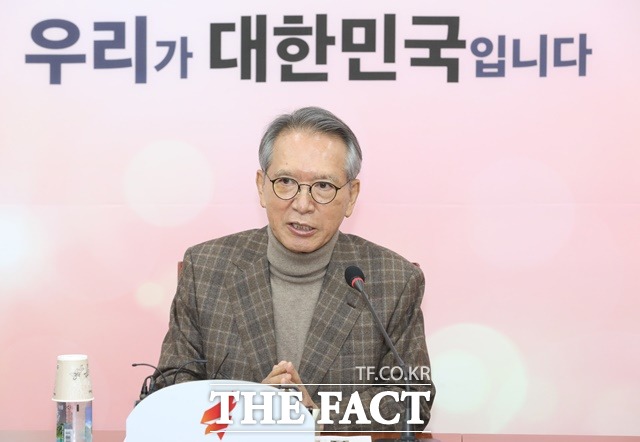 김형오 자유한국당 공천관리위원장이 22일 오후 국회에서 공천관리위원회 위원 명단을 발표했다. 현역 의원은 불출마 의사를 밝힌 김세연 의원을 포함해 2명, 나머지 6명은 원외 인사로 구성돼 대대적 물갈이가 이뤄질 것이란 전망이 나온다. /뉴시스