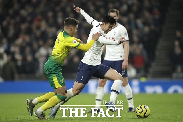 노리치시티 수비수를 따돌리며 골문을 향해 질주하는 손흥민./런던=AP.뉴시스