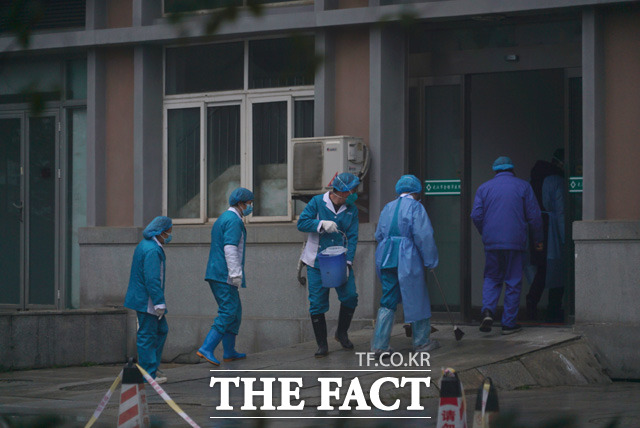 중국에서 신종코로나바이러스 감염증 확진자 환자가 3만명을 넘어섰다. 중국 후베이성 우한 한 병원에서 의료진들이 청소를 하고 있는 모습. /AP.뉴시스