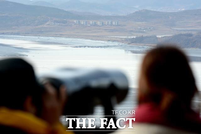 경기 파주시 오두산 통일전망대에서 새터민들이 망원경으로 북한 땅을 바라보고 있는 모습. / 뉴시스