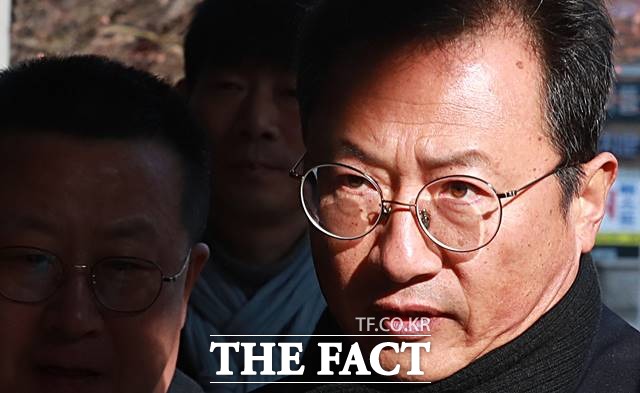 특수공무집행방해 등의 혐의로 재판에 넘겨진 김명환 민주노총위원장이 23일 오전 서울 양천구 서울남부지방법원에서 열린 1심 선고공판에 출석하고 있다./뉴시스