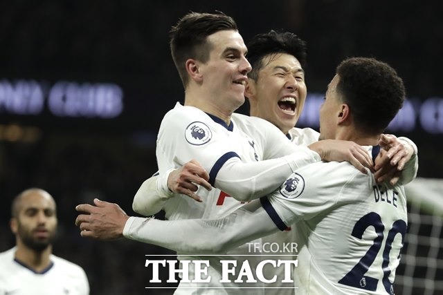 토트넘 손흥민(가운데)이 23일 노리치시티전에서 전반 38분 절친 델레 알리가 선제골을 기록하자 자신의 골 이상으로 기뻐하며 축하하고 있다./런던=AP.뉴시스