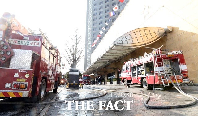 26일 오전 화재가 발생한 서울 중구 장충동 그랜드앰배서더 호텔 앞에 소방차들이 서 있다. 화재는 오전 4시 50분께 발생해 오전 10시께에 상황이 종료됐다. /뉴시스
