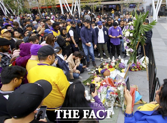 코비 브라이언트의 사망 소식을 들은 팬들이 LA레이커스 홈구장 앞에 모여 애도하고 있다./LA=AP.뉴시스