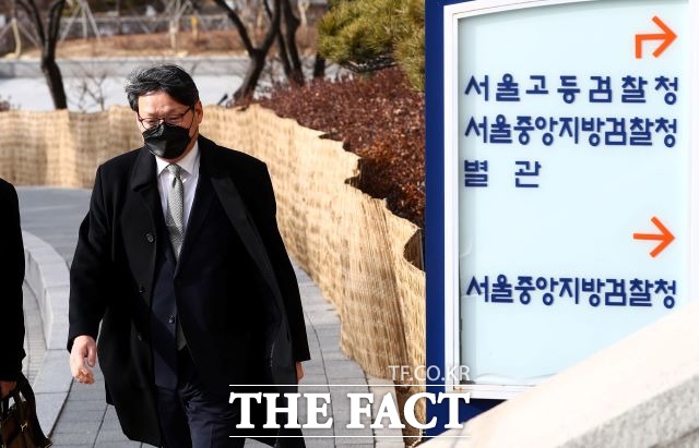 김학의 전 법무부 차관에 대한 기획 수사 의혹에 연루된 의혹을 받는 이광철 청와대 민정비서관이 검찰 소환 조사를 받았다. 이광철 청와대 민정비서관이 지난 1월 29일 오전 서울중앙지방검찰청으로 출석하고 있다. /뉴시스