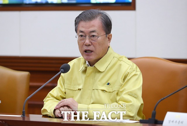 문재인 대통령이 30일 서울 종로구 정부서울청사에서 열린 신종 코로나바이러스 감염증 대응 종합 점검회의에 참석해 발언하고 있다. /뉴시스