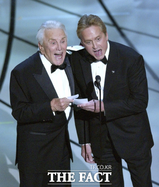 지난 5일(현지 시간) 배우 커크 더글라스(왼쪽)가 향년 103세의 나이로 별세했다. 오른쪽은 그의 아들이자 배우인 마이클 더글라스. /로스앤젤레스=AP/뉴시스