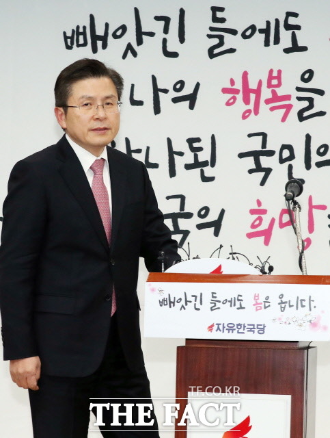 황 대표는 출마지 결정과 관련한 공관위의 압박 논란에 대해 결단은 오로지 제 몫이었다며 공관위가 정상 작동될 수 있도록 지원하고 있다고 설명하기도 했다. /뉴시스