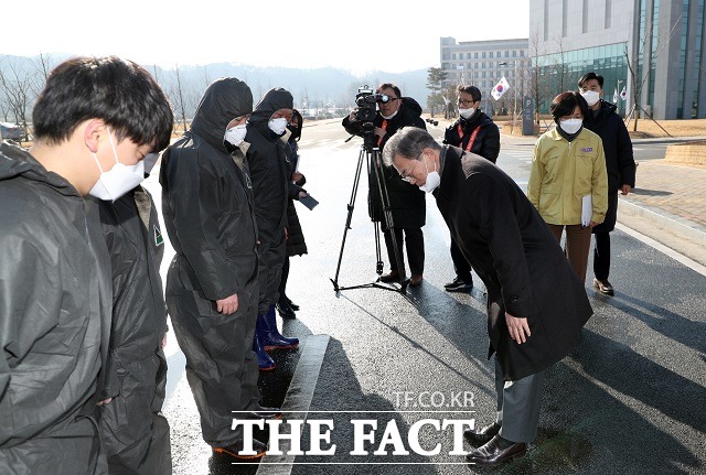 문재인 대통령이 9일 오전 신종 코로나 바이러스 감염증을 피해 귀국한 중국 우한 교민들이 격리된 충북 진천군 공무원인재개발원을 방문, 방역 관계자들을 향해 허리를 숙여 인사하고 있다. /뉴시스