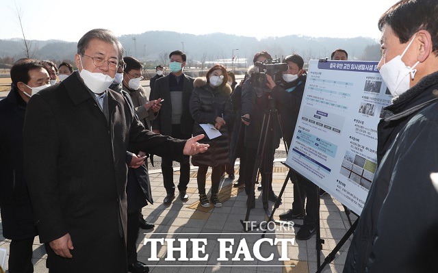 문재인 대통령이 9일 오전 신종 코로나 바이러스 감염증을 피해 귀국한 중국 우한 교민들이 격리된 충북 진천군 공무원인재개발원을 방문해 진영(오른쪽) 행정안전부 장관으로부터 보고를 받고 있다. /뉴시스