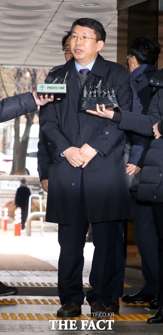 세월호 참사 당시 구조업무 소홀로 재판에 넘겨진 김석균 전 해양경찰청장과 해경 관계자들이 참사 당시 피고인들이 어떤 임무가 있었고, 어떤 주의 의무를 다하지 않았는지 밝혀달라고 요청했다. 사진은 영장심사에 출석하고 있는 김석균 전 해양경찰청장의 모습. /뉴시스