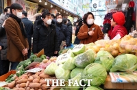  김정숙 여사, 전통시장서 꿀·생강 대량 구매…상인 위로