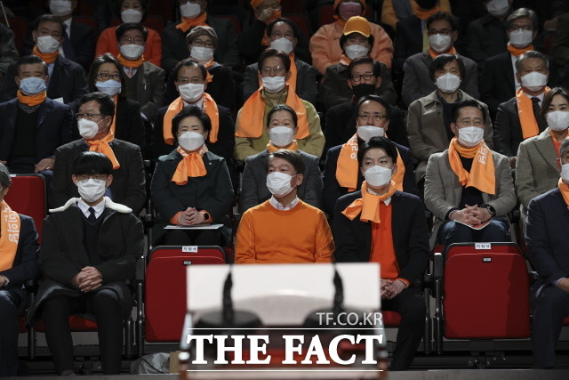 이날 창당대회는 코로나19 감염증 확산에 따라 모든 참석 인사가 마스크를 쓴 채 진행됐다. /뉴시스